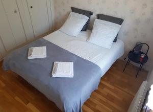 a bedroom with a bed with two plates on it at La Quietude in Amboise