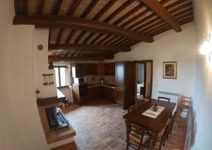a living room with a table and a kitchen at Castello di Acera in Campello sul Clitunno