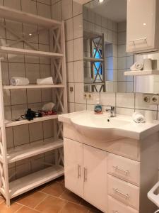 Ein Badezimmer in der Unterkunft Schumacher's Landhaus