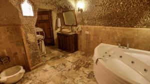 Koupelna v ubytování Hidden Cave Hotel