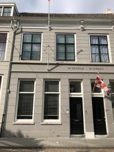 un edificio con una bandiera tedesca davanti di Suite Londen66 a Den Bosch