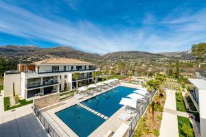 einen Luftblick auf eine Villa mit einem Pool in der Unterkunft Evancy Les Jardins d'Azur - Vence in Vence