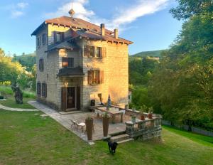 dom z psem stojącym przed nim w obiekcie GIULIO Mountain B&B w miejscowości Ala