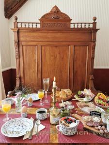 una mesa con comida y bebidas con un mantel en Hotel Mohrenbrunnen, en Eisenberg