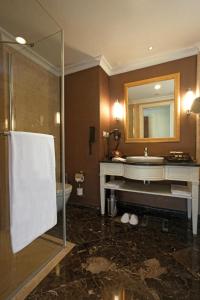 A bathroom at Crowne Plaza Istanbul Asia by IHG