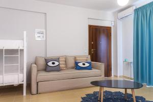ein Wohnzimmer mit einem Sofa und einem Tisch in der Unterkunft Armenos Elegance Apartments in Ierissós