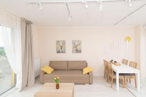 a living room with a couch and a table at Apartament Zdrojowa 58m2 in Grójec