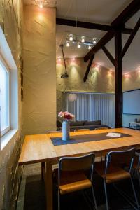 ein Esszimmer mit einem Holztisch und Stühlen in der Unterkunft Hotel De Lange Man Monschau Eifel in Monschau