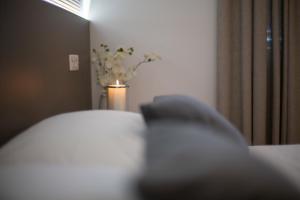 um quarto com uma cama e um vaso de flores em Apartments Jakic em Hvar