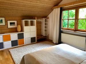 a bedroom with a bed and a window at Charmante Ferienwohnung mit Balkon im 5-Seen-Land in Hechendorf am Pilsensee