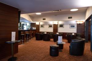 ヴィラ・フランカ・デ・シーラにあるLeziria Parque Hotelの椅子とテーブルが並ぶ待合室
