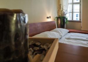 Postel nebo postele na pokoji v ubytování Karlova - Old Town Apartment