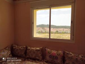 伊夫兰Groupe d'appartements Salwa的窗户客房内的沙发及枕头