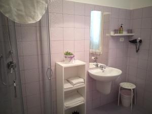 Ett badrum på B&B A Casa di Lilla