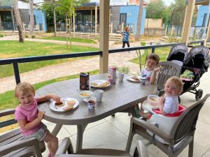 Dzieci zatrzymujące się w obiekcie Victoria Mobilehome in Padova Premium Camping Resort