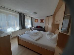 ein Schlafzimmer mit einem Bett mit zwei Kissen darauf in der Unterkunft Ferienhaus Gerold Grießer in Umhausen