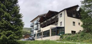 ein großes Gebäude auf einem Hügel mit in der Unterkunft Alpengasthof Tanzstatt in Lachtal