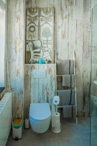 a bathroom with a toilet and towels and a sink at Le jardin des secrets in Namur +132 photos