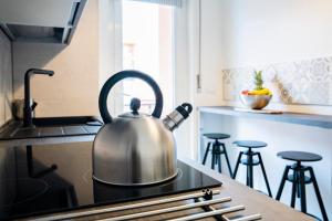 y cocina con hervidor de agua y fogones. en La casa nel borgo en Lavagna