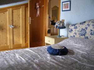 a blue pillow on a bed in a bedroom at Chalet Orchidea in Gallio