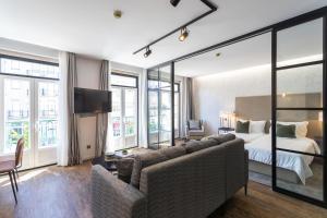 un salon avec un canapé et un lit dans l'établissement Anjos Balconies, à Lisbonne