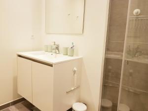 une salle de bain blanche avec lavabo et douche dans l'établissement Ana's Bed & Kitchen, à Copenhague 15 autres photos