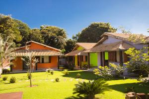 an image of a house with a yard at Chale Escondidinho Serra do Cipo in Serra do Cipo