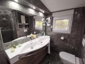 Ένα μπάνιο στο Old Town Paklenica +40 φωτογραφίες