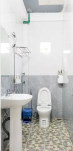 La salle de bains est pourvue d'un lavabo et de toilettes. dans l'établissement Domik Homestay - Cát Bà, à Cat Ba
