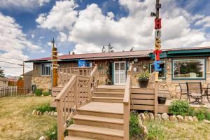 uma casa com uma escada de madeira que leva a uma casa em Inn the Clouds Hostel & Inn em Leadville