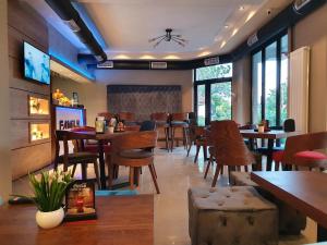 Restoran atau tempat lain untuk makan di Family Apartments