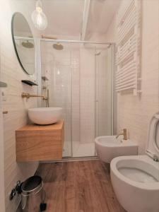 La salle de bains est pourvue d'un lavabo, de toilettes et d'une douche. dans l'établissement Hotel Rio, à Venise