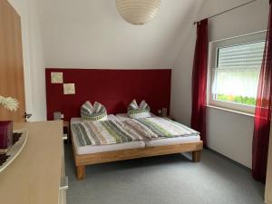 A bed or beds in a room at Familienwohnung "Gartenblick" auf 2 Etagen