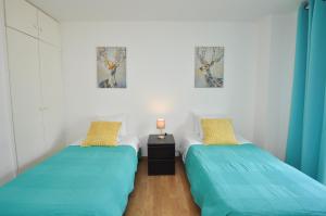two beds sitting next to each other in a room at Tenis Golf Mar by OCvillas in Quarteira +31 photos