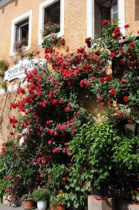 un ramo de flores al lado de un edificio en Bräugasthof Hallstatt, en Hallstatt