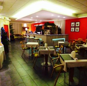 Reštaurácia alebo iné gastronomické zariadenie v ubytovaní Hotel Regio