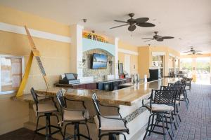 een bar in een restaurant met een rij stoelen bij All New! Vista Cay Lakeview Lodge Condo-Huge! Near Parks-OCCC in Orlando