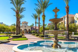 una fuente en un patio con palmeras en New! Luxurious Vista Cay Lakeview Fantasy Near all theme parks and walk to the Convention Center, en Orlando