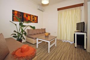 TV a/nebo společenská místnost v ubytování Akti Kalogria Hotel + 7 fotografií