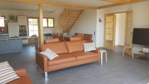 a living room with a couch and a kitchen at Houghton Haus in Mallnitz