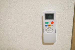 オロゼーイにあるCasa Antu - Appartamento con 2 camere in centro abitatoの壁掛け遠隔制御