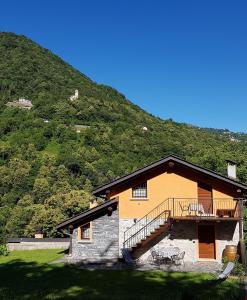 een huis met een trap aan de zijkant van een heuvel bij Baita Eleonora in Argegno