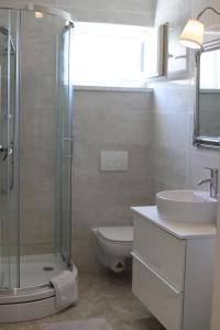 Ein Badezimmer in der Unterkunft App Sanny with nice terrace