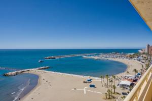 widok na plażę i ocean w obiekcie Sur suites stella maris w mieście Fuengirola