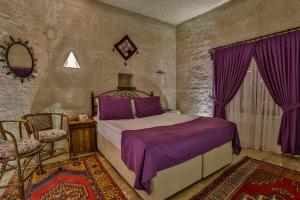 Postel nebo postele na pokoji v ubytování Hidden Cave Hotel