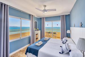 sypialnia z łóżkiem i widokiem na ocean w obiekcie Sur suites stella maris w mieście Fuengirola +24 zdjęcia