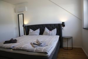 een slaapkamer met een bed met handdoeken erop bij Rooftop Moselsuite in Cochem