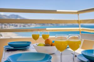 stół z kieliszkami wina i miską owoców w obiekcie Sur suites stella maris w mieście Fuengirola