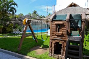 einen Spielplatz mit Rutsche und Spielhaus in der Unterkunft Hotel Alikar in Santa Cruz Huatulco