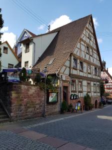 ein Gebäude an der Straßenseite in der Unterkunft Zum Burgtörle in Walldürn